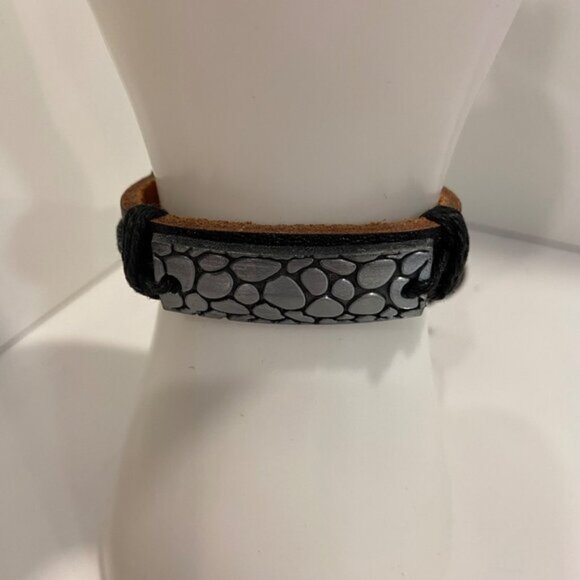 Genuine Leather  Rope Adjustable Bracelet With Textured Metal Accent anima - Picture 3 of 10